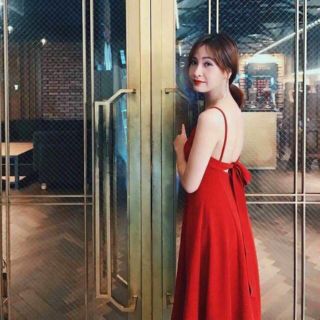 Đầm yếm đỏ