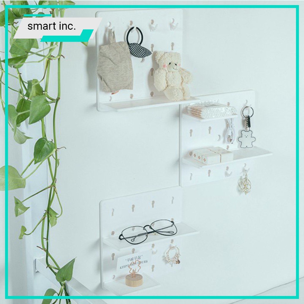 Kệ Bảng Dán Treo Tường Pegboard Tấm Nhựa Đục Lỗ Decor Giá Móc Gắn Lắp Tủ Để Đồ Trang Trí Phòng Không Cần Khoan Cao Cấp