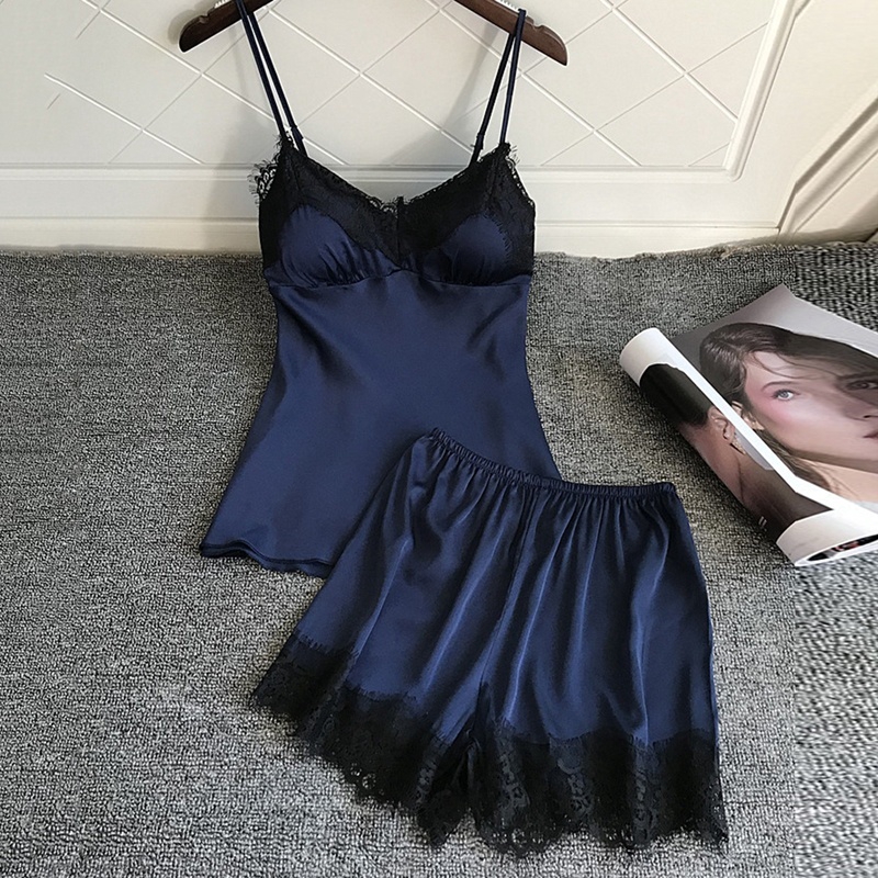 Bộ đồ ngủ gồm áo hai dây vải lụa satin có mút ngực và quần short dành cho nữ