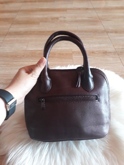 Túi hến ,xách tay ,da bò thật ,bên trong lót da thật ,nhiâu ngăn ,cò 2 ngăn kéo ,size 20 ,xinh xắn ,dể thương nhé .....
