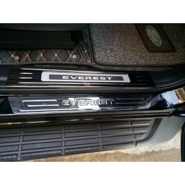 Bộ ốp bậc cửa TITAN trong ngoài cho xe Ford Everest 2016-2021