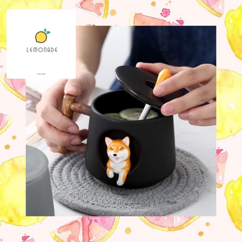 Ly Cốc Sứ Chú Chó Shiba Inu Hóng Hớt Quai Giả Gỗ Kèm Muỗng Thìa BN027