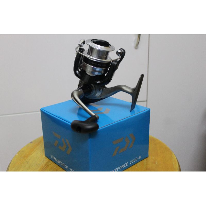 [Giá tốt nhất] Máy câu đứng Daiwa Strikeforce 2500-B