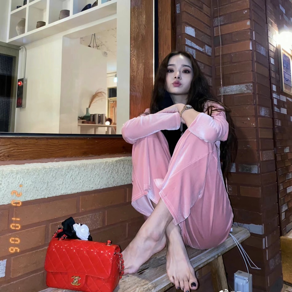 Set áo 2 dây hồng nhung croptop hở vai bụng rốn eo+áo khoác tay dài dây kéo có nón mũ trùm đầu+quần lưng thun Song Ji A