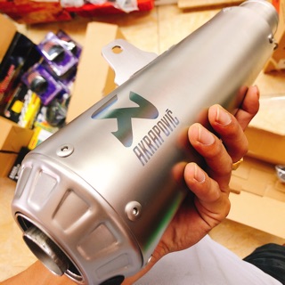 Lon pô akrapovic bạc