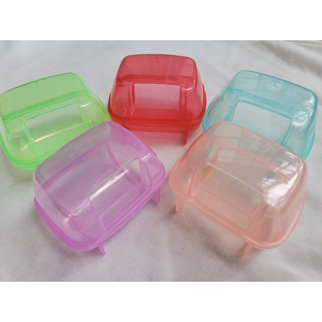 Nhà tắm nhựa nhỏ cho hamster.