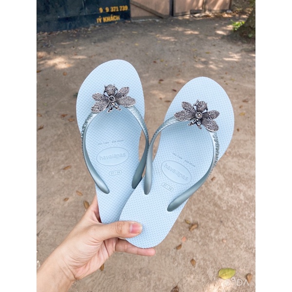 Dép xỏ ngón Havaianas kèm ong xám