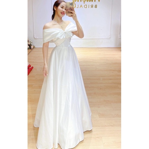 Váy cưới đi bàn trễ vai thắt nơ ngực