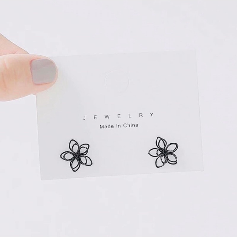 Bông tai hoa đen nhỏ xinh dễ thương cho nữ