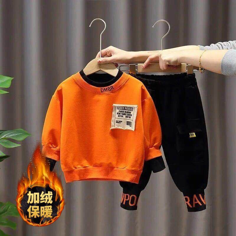 Bộ áo thun tay dài cổ tròn và quần dài kiểu dáng thời trang dành cho bé trai