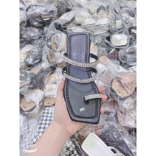 dép bệt kiểu 3 dây đính hạt quá xinh. nền da mang bao êm. nắng mưa đều mang được. cam kết như hình. ( hình tự chụp )