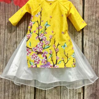 Áo dài cách tân + quần + mấn đội đầu cho bé. Rata thích hợp cho các bé diện trong dip tết này ah.