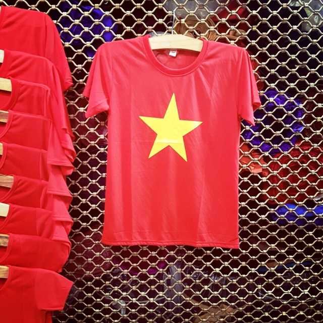 Áo cờ đỏ sao vàng cổ vũ bóng đá.