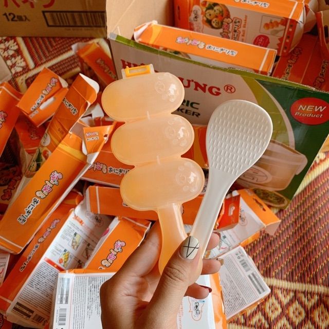 Khuôn lắc cơm 3 ngăn tạo hình cơm nắm kèm thìa xới cơm cho bé tập ăn dặm