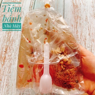 Bánh tráng dẻo chay chấm sốt me hành phi đậu phộng