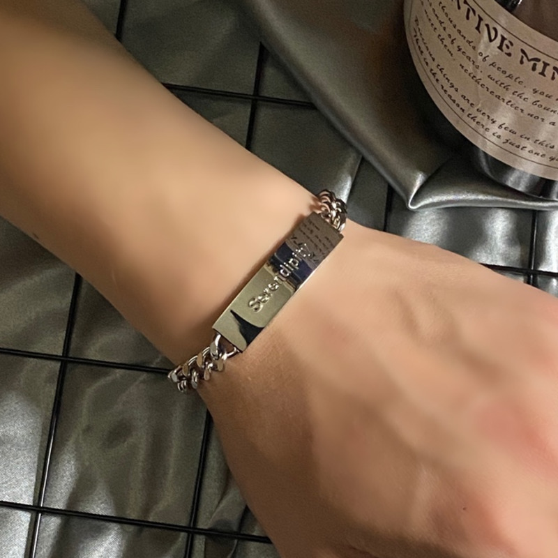 Vòng tay thép titan mặt vuông phong cách đơn giản