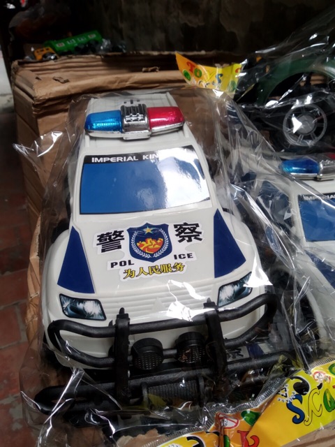Đồ chơi xe cảnh sát trắng