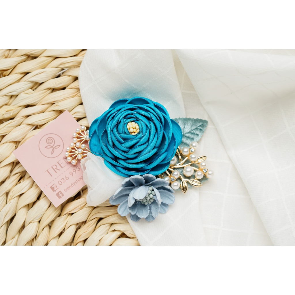 Hoa cài áo handmade - mẫu hoa trà mix hoa voan và cành trai ghim cài phù hợp cài áo dài, sơ mi, váy, vest
