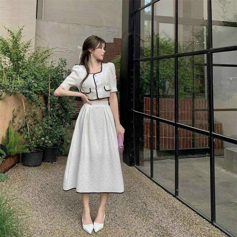 Sét áo viền né kèm chân váy xòe dài hai màu trắng và hồng