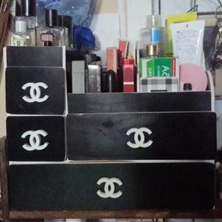 Kệ mỹ phẩm Plus màu đen núm chanel