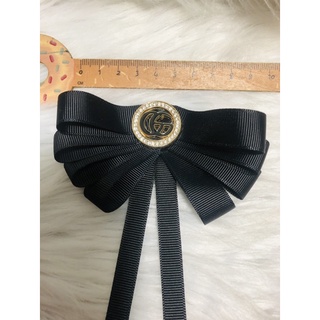 cài áo nơ đen. Phối logo. KT : 10x15cm