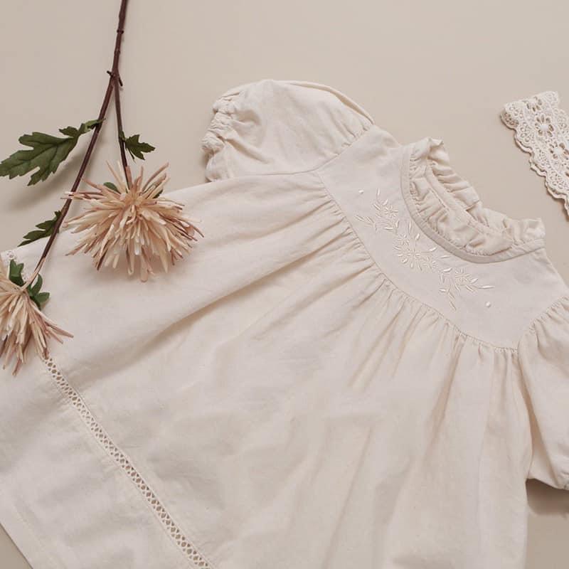 BÁN SỈ VÁY BÉ GÁI MÀU BE CỔ VIỀN REN THÊU HOA