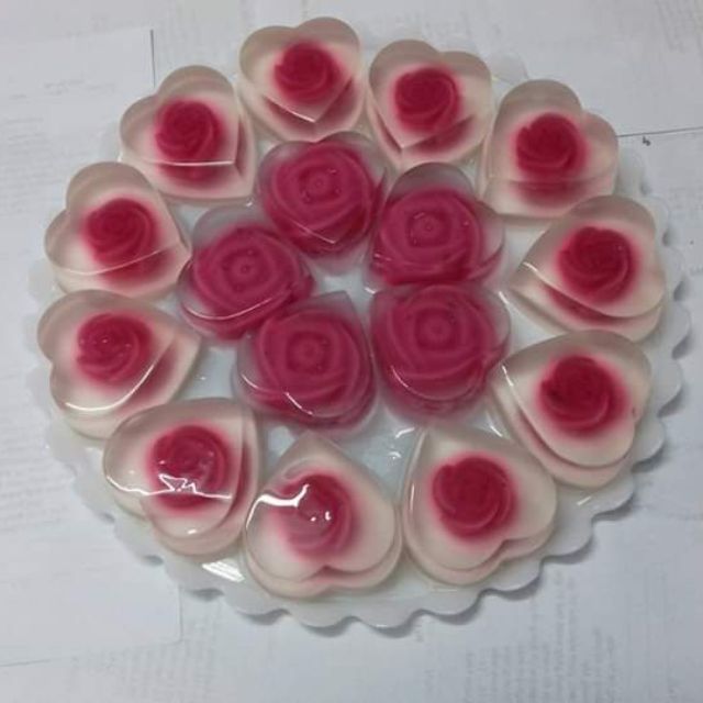 Set 10 hộp tim nhựa 7 cm + 10 khuôn hoa hồng silicon  mẹ con ( 5 hoa hồng 5 cm, 5 hoa hồng 3 cm)