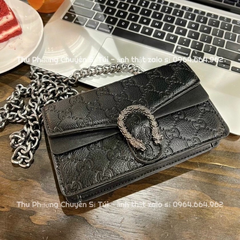 Túi đeo chéo đầu rồng dập logo chìm, chất da cao cấp bản full đen size 18