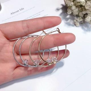 Khuyên tròn gắn hạt vuông
