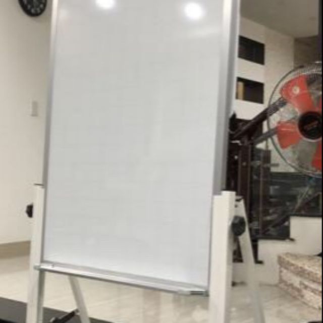 Bảng di động flipchart.tặng kèm theo bảng là : 1 bút, 1 bông lau 6 viên nam châm và 10 tờ giấy A1