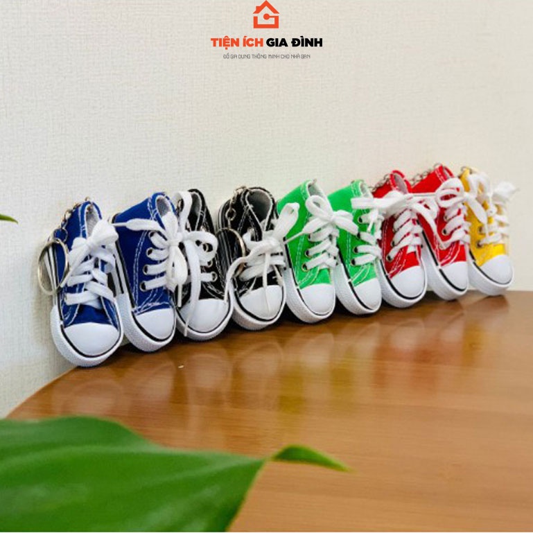 Vỏ bọc chân chống xe máy hình giày converse kèm móc khóa thể thao mini vui nhộn