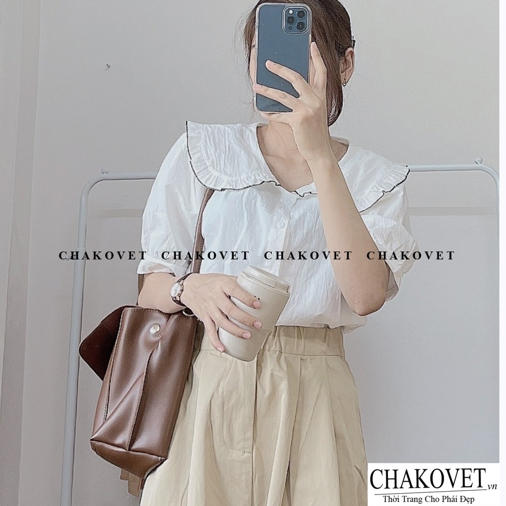 Áo kiểu nữ cổ bèo viền đen CKA836, kiểu sơ mi cổ tròn cộc tay cài cúc màu trắng be freesize mẫu mới mặc đẹp dáng xinh | BigBuy360 - bigbuy360.vn