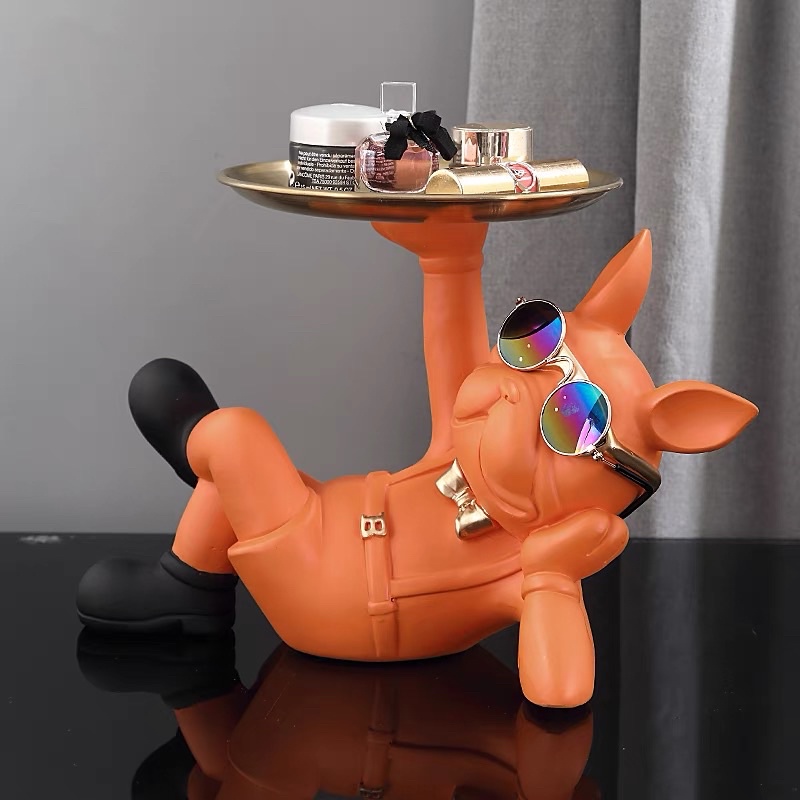 Chú Chó Decor Nằm Nghiêng Cầm Đĩa Sành Điệu Có Kèm Kính Mắt