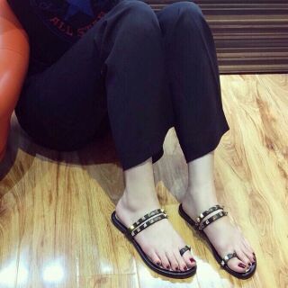 Dép sỏ ngón đinh