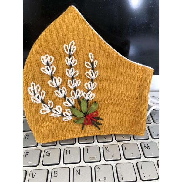 Khẩu trang thêu handmade phối màu bên trong