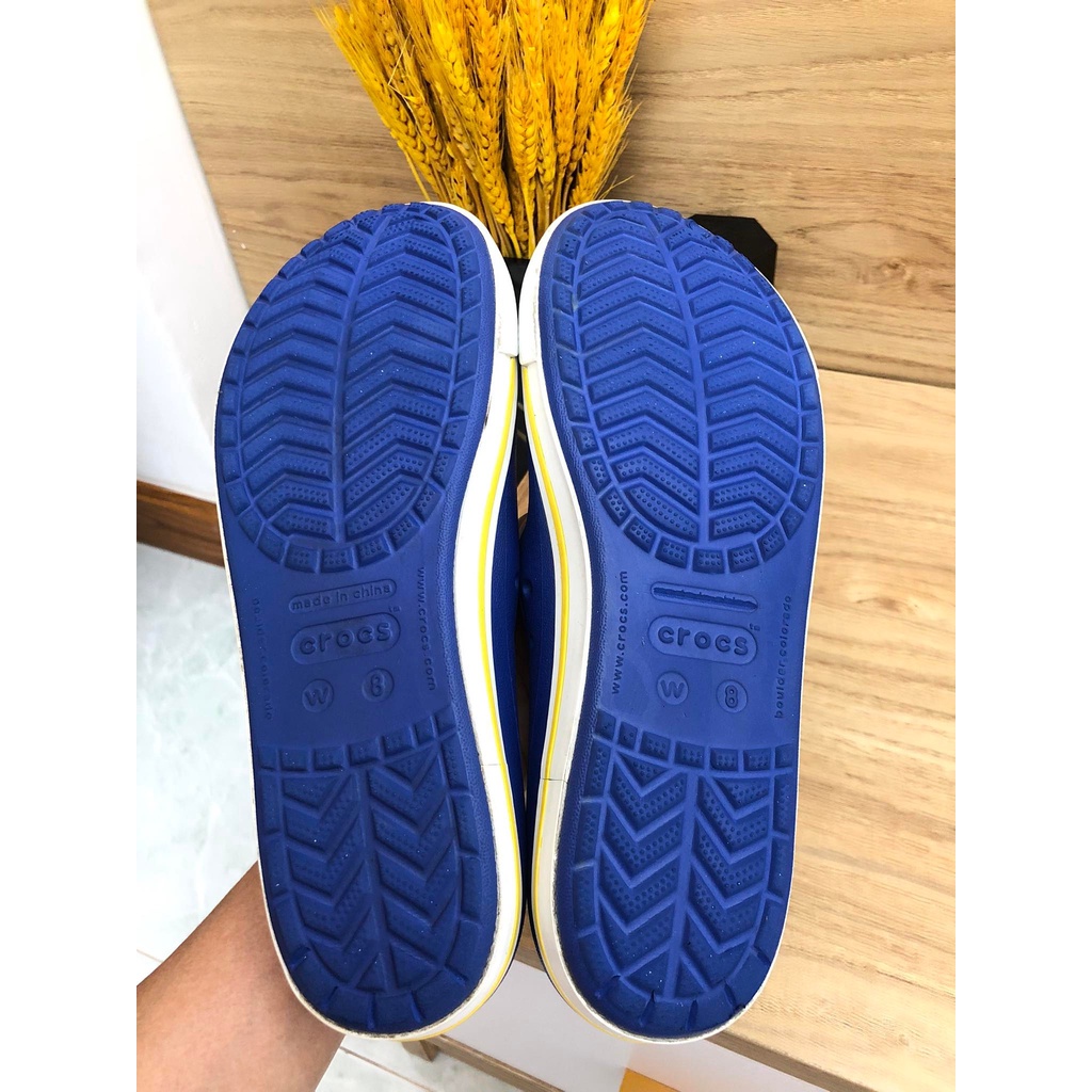 Đôi giày Crocs chính hãng, còn mới