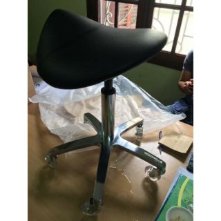 Ghế cắt tóc Goldwell kiểu yên ngựa