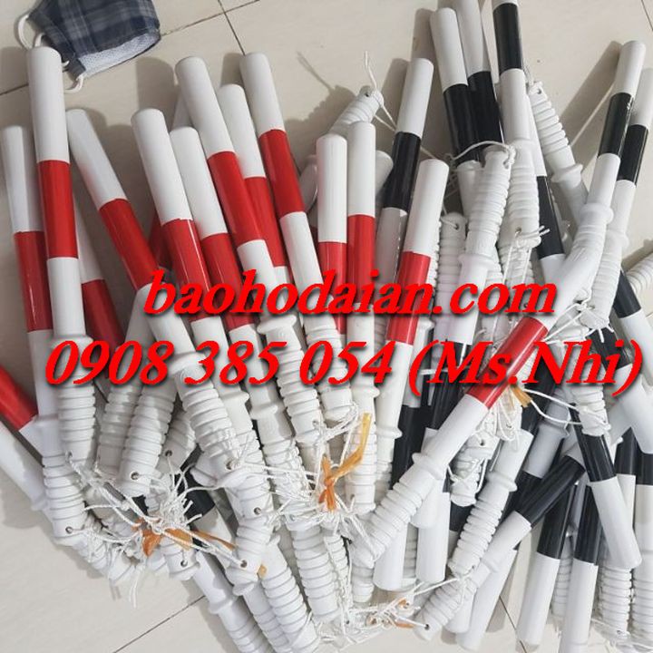 Gậy chỉ huy giao thông chất liệu nhựa siêu nhẹ, 2 màu đen đỏ lựa chọn- Hình thật