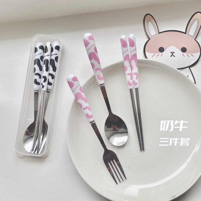 Bộ đũa thìa inox cá nhân hoạ tiết bò sữa dễ thương (kèm hộp đựng) - Set 3 thìa đũa muỗng văn phòng, dã ngoại, du lịch