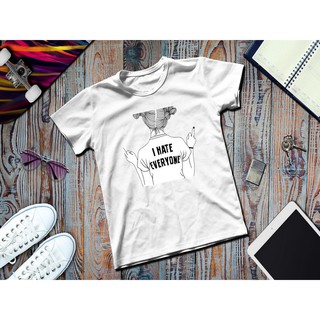 Áo thun in hình đằng sau lưng cô gái và chữ i hate everyone