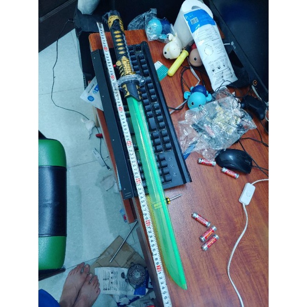 gậy phát sáng chạy pin . có nhạc và đèn phát sáng . có đủ màu để lựa chọn