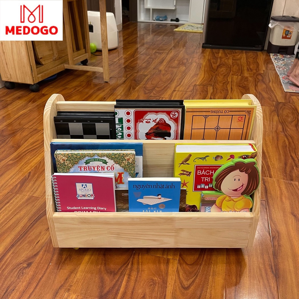 Kệ sách cỡ to MEDOGO 4 ngăn có bánh xe di chuyển tiện lợi chất liệu gỗ thông nhập khẩu an toàn cho bé