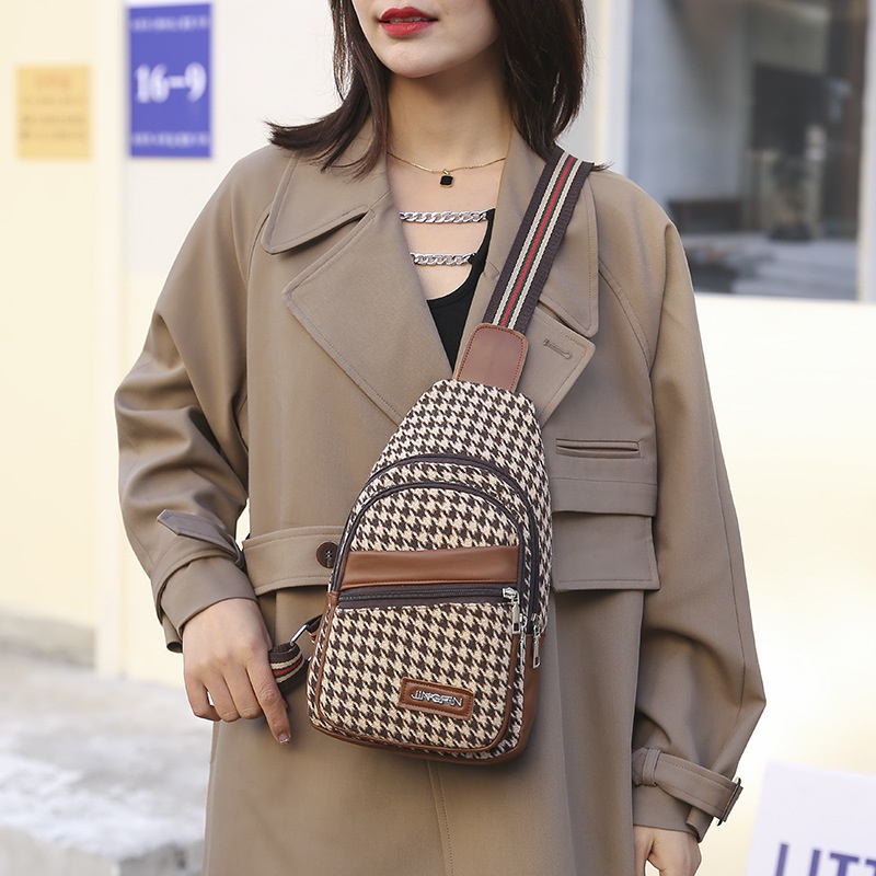 Túi đeo chéo vai và trước ngực màu tương phản dễ phối đồ cho nữ