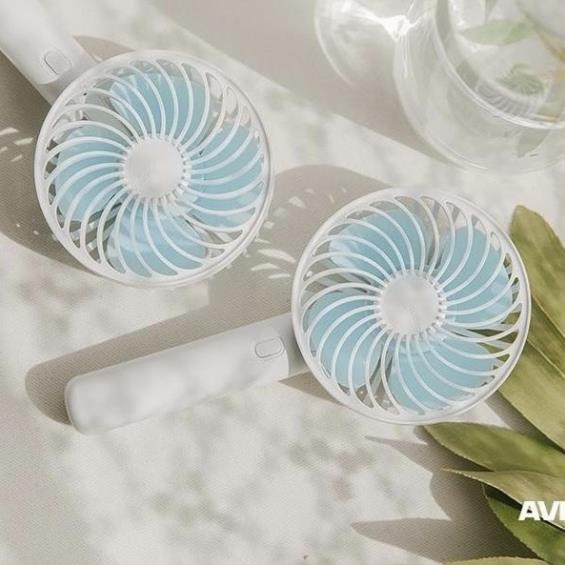 Quạt Tích Điện Cầm Tay AVIAIR R3+ 3 Mức Gió Kèm Đế Du Lịch Màu Trắng Xanh Pin Cực Khoẻ Dùng Liên Tục 8-12h