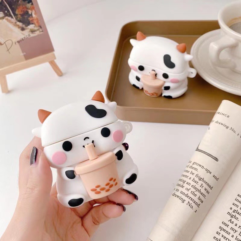 Vỏ bảo vệ hộp sạc tai nghe Airpods 1/2 họa tiết chú bò uống trà sữa