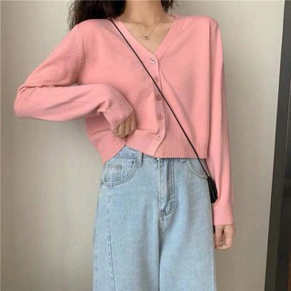 Áo khoác len mỏng cổ tim dáng lửng chất mịn.