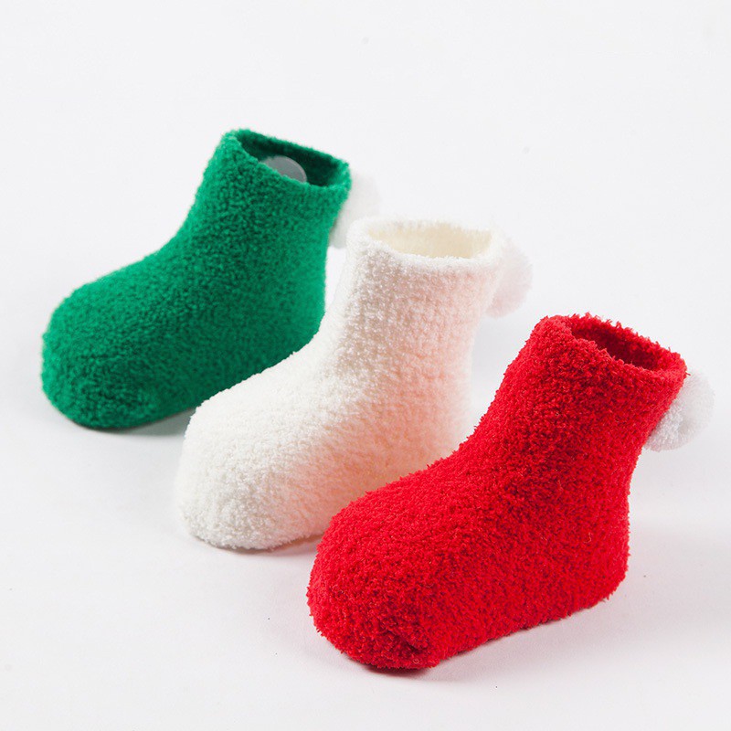 Vớ cotton cổ cao giữ ấm đính quả bông dễ thương cho bé