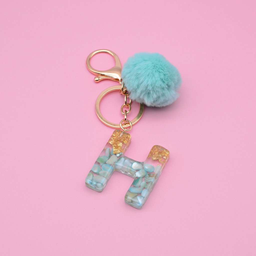 Móc Khóa Nhựa Resin Hình Chữ Cái Alphabet Dễ Thương Có Quả Cầu Lông