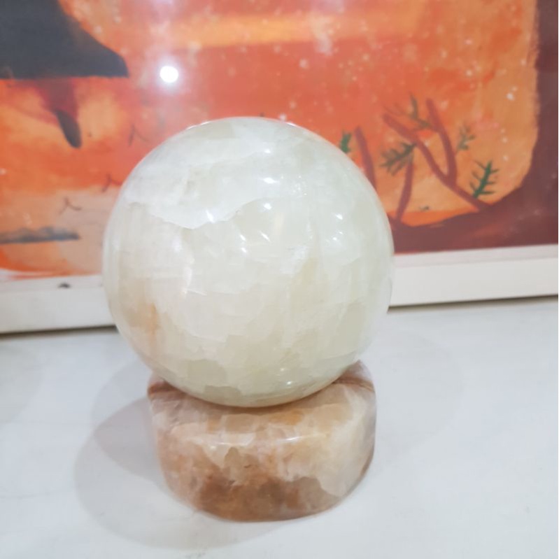 Quả cầu đá tự nhiên phong thủy cho mệnh Thủy có tặng kèm chân đế