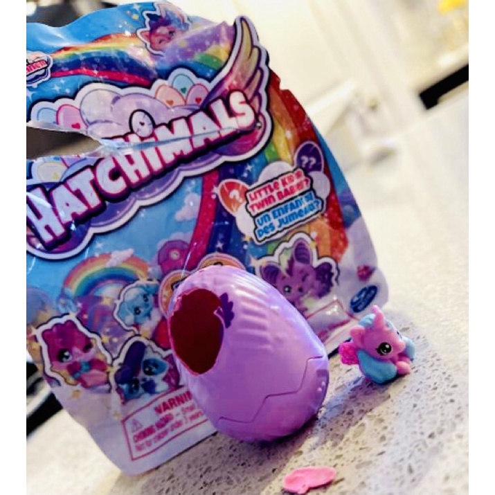 Gói trứng Hatchimals chứa một nhân vật Little Kid hoặc hai em bé sinh đôi đáng yêu với hơn 60 mẫu ngẫu nhiên